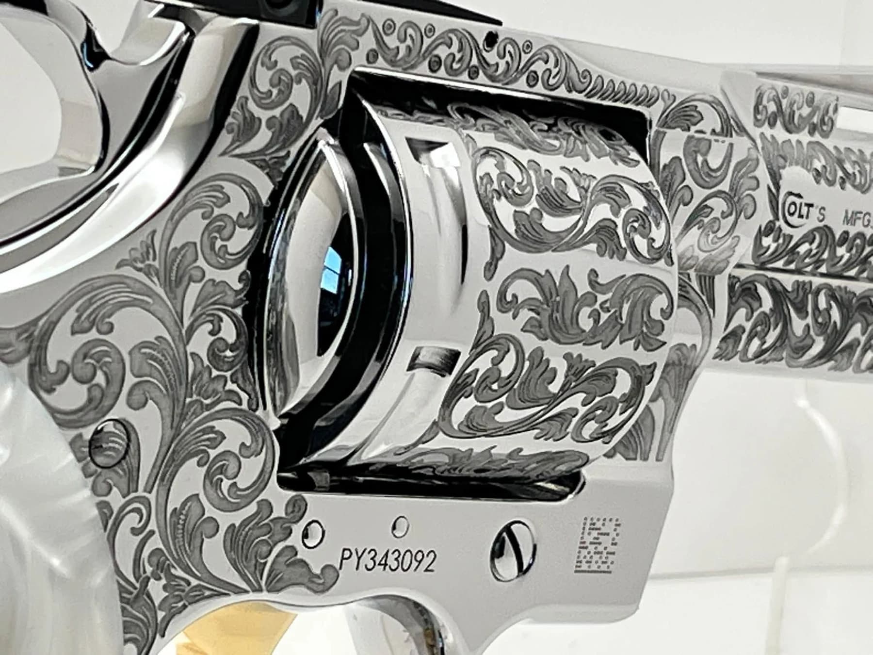 Colt Python Elite with scroll engraving: cylinder detail