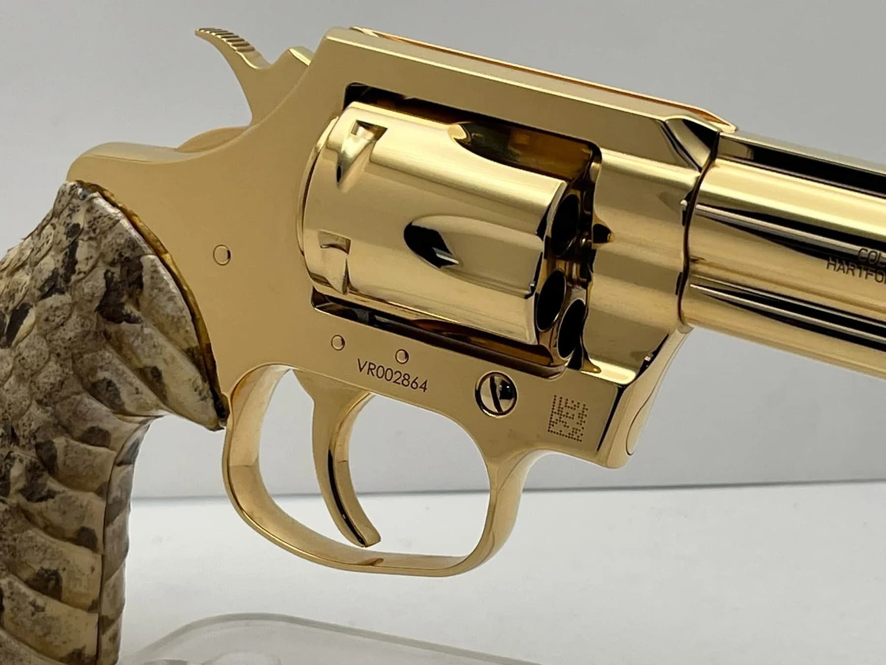 24k gold-plated Colt Viper with snakeskin grips: cylinder detail